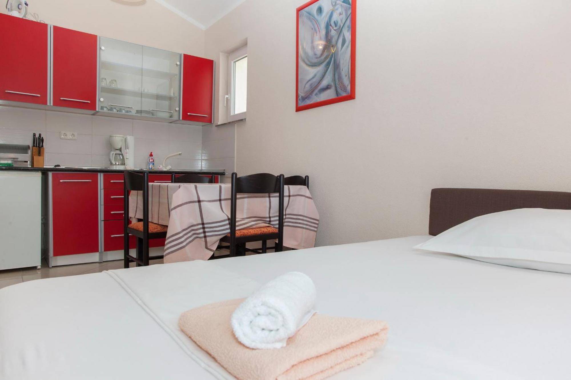 Apartments Damjanovic Макарска Стая снимка